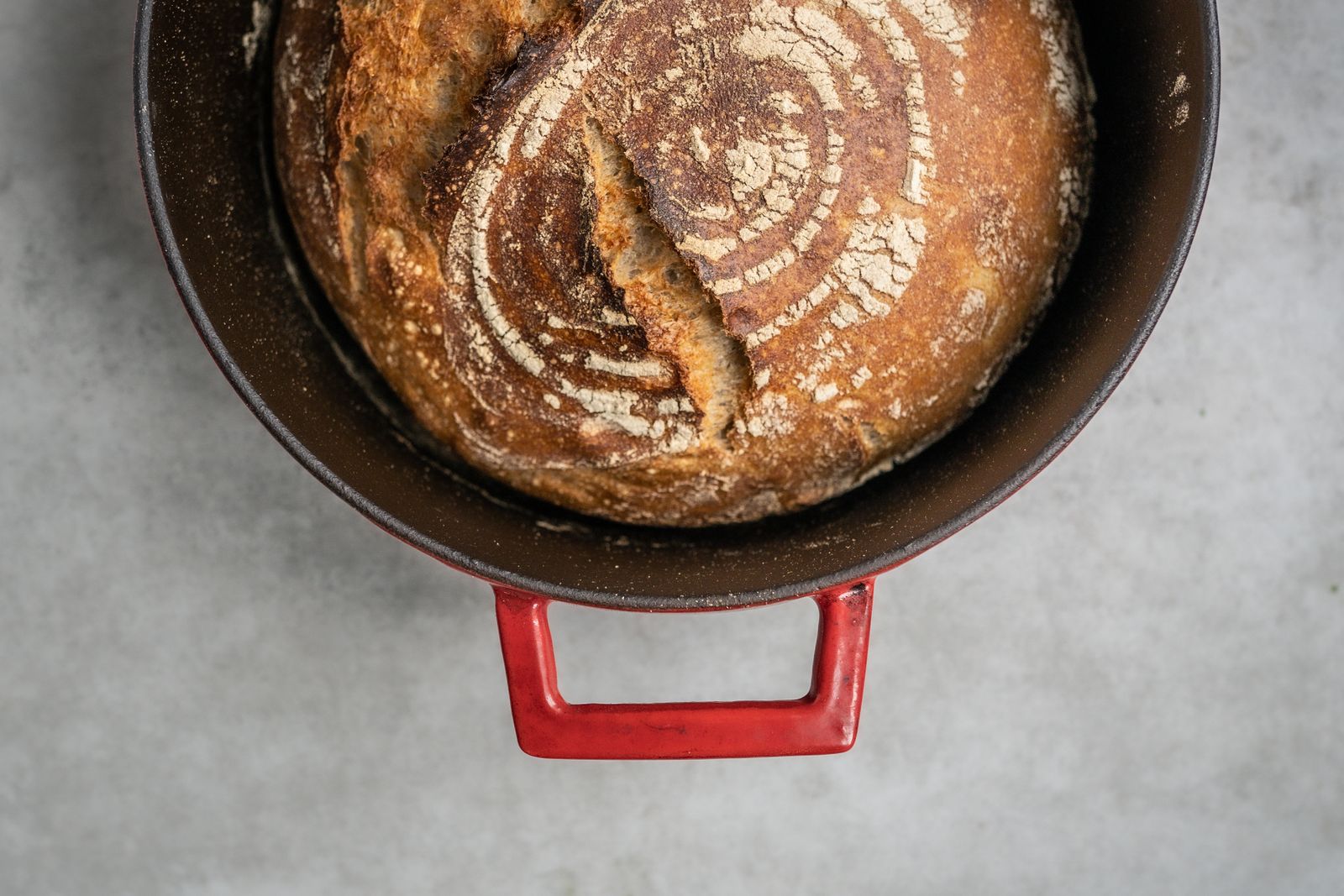 Versgebakken brood in een geëmailleerde braadpan
