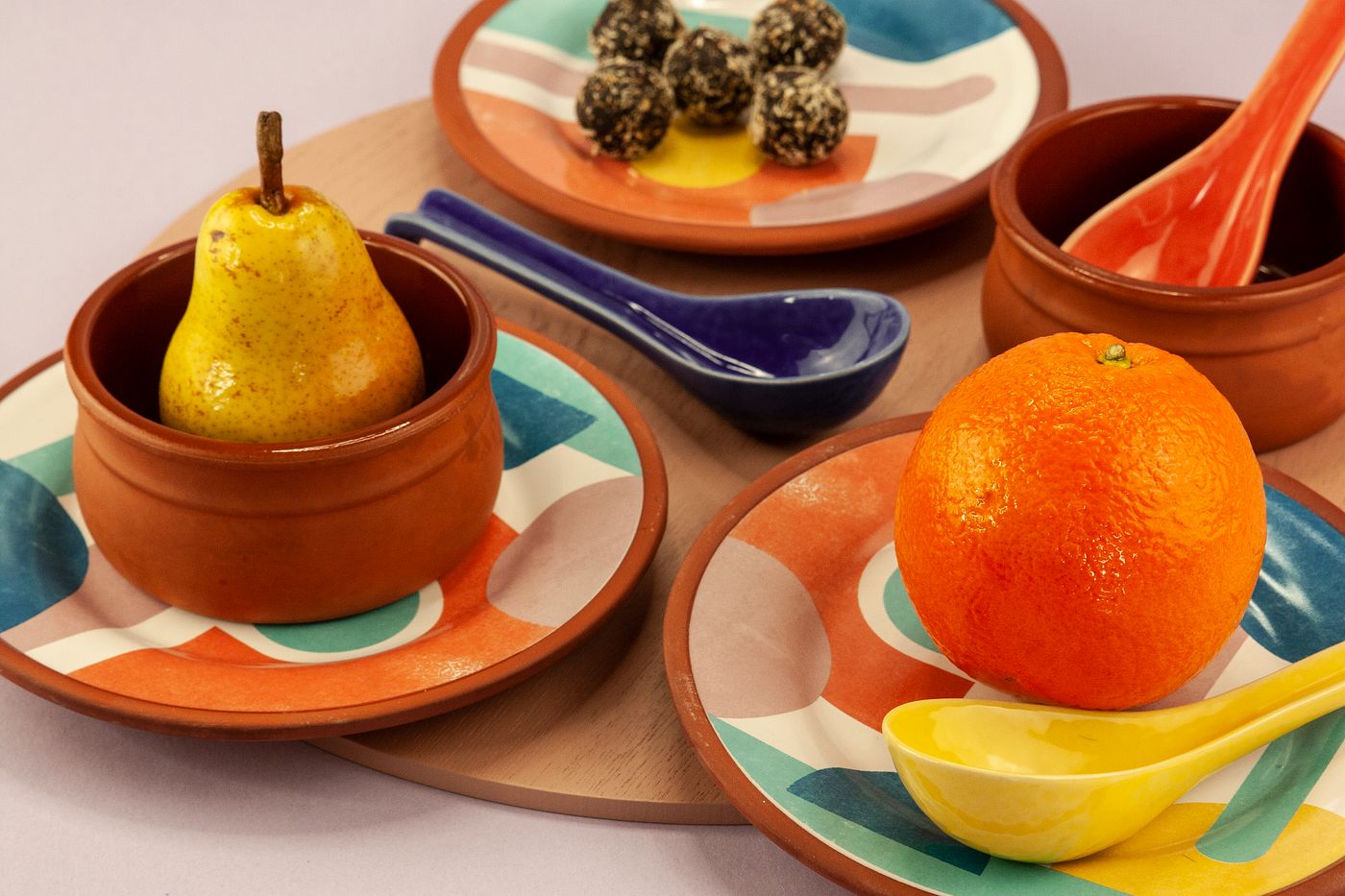 Kleurrijk servies en ingrediënten